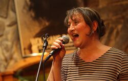 Power in der Stimme: Sängerin Elke Waedt beim Steely-Dan-Tribute der Major Dudes im Jazzclub Mitte.  FOTO: SPIESS