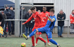 Der in der ersten Hälfte stark spielende Daniel Elfadli (links) im Zweikampf mit Nicola Leberer. Hinten: Gelb-Rot-Sünder Onesi K