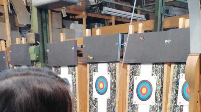 Die Schüler duften bei ihrem Ausflug auch selbst zum Bogen greifen. FOTO: ZMS