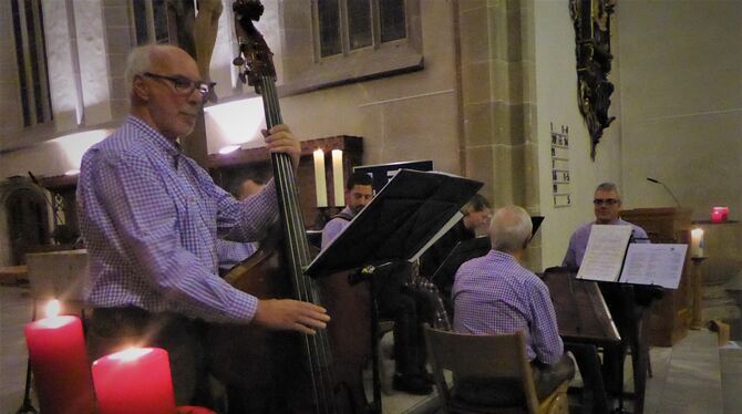 Die Echaztaler Musikanten gestalteten gemeinsam mit den Liederkranz-Chören die Adventsmusik in der Martinskirche.  FOTO: BERNKLA