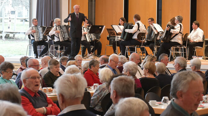 Seniorenadvent mit dem Harmonika Club Mössingen und Dirigent Franc Zibert. FOTO: MEYER