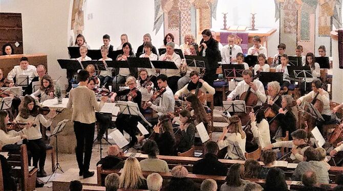 Masse und Klasse vor dem Altar: Die Eninger Musikschüler begeisterten das Publikum in der Andreaskirche.  FOTO: BÖHM