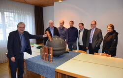 Pfarrer Hans-Martin Fetzer legt eine Zeitkapsel in die eiserne Kugel, die bald wieder an die Turmspitze der Pfullinger Martinski