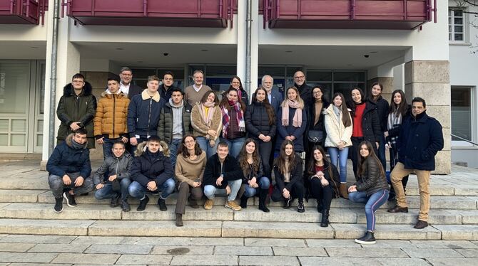 Schüler aus dem griechischen Thassos sind in  Metzingen angekommen und wurden gestern im Rathaus empfangen. FOTO: STADT