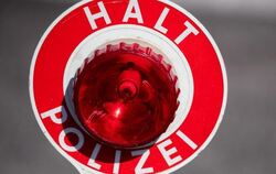"Halt Polizei" steht auf einer Polizeikelle