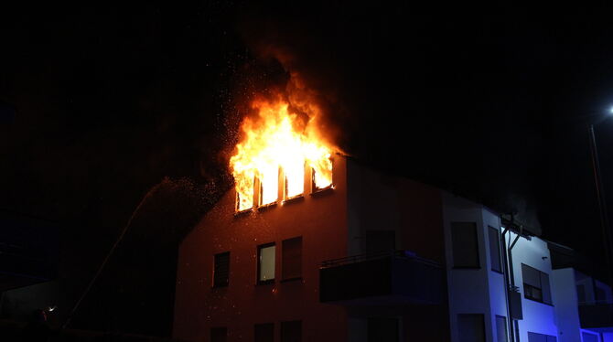 Am 24. März soll der Feuerwehrmann in seiner angemieteten Dachgeschosswohnung in Dettingen Feuer gelegt haben. Sie wurde völlig