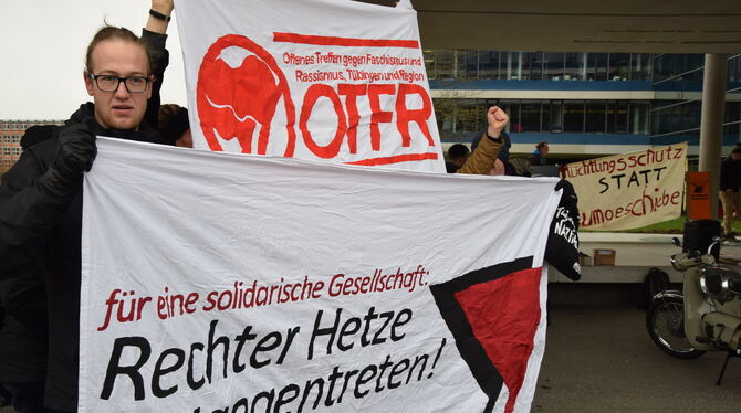 Mit Transparenten demonstrierten die Unterstützer am Mittwoch vor dem Landratsamt.