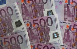 Mehrere 500-Euro-Scheine liegen auf einem Tisch