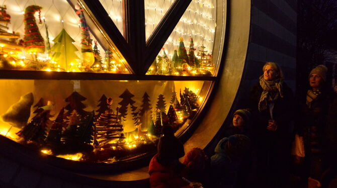 Der katholische Kindergarten St. Michael hat dieses Adventsfenster am Gemeindehaus gestaltet. Alle Christbäume haben die Kinder