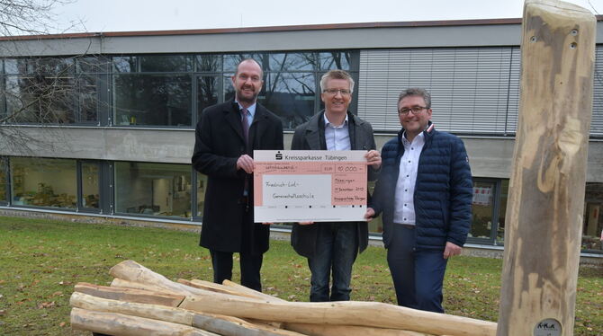Spende für die Schule: Marc Schmid, Udo  Kranich und OB Michael Bulander vor Holzbauten fürs kreative Bewegen. FOTO: MEYER