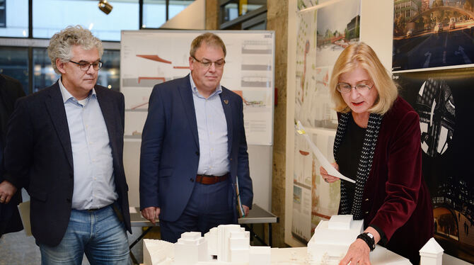 Arno Valin,  Thomas Keck und Ulrike Hotz stellten  die favorsierten  Entwürfe im  Rathaus vor.  FOTO: PIETH