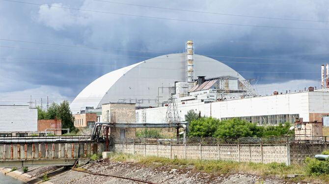 Das stillgelegte Kernkraftwerk Tschernobyl hat eine neue Schutzhülle bekommen. FOTO: DPA