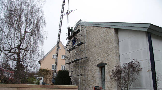 Neues Kreuz für die Martin-Luther-Kirche in Mössingen. Das Gebäude mit monumentaler Wand wird nun auch zur Bahnhofstraße hin kla