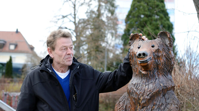Tierisches auf dem Spieleplatz: Udo Schmid und sein aufpolierter Bär.  FOTO: PIETH