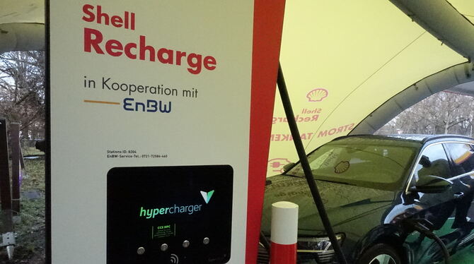 Je nach Ladeleistung des Fahrzeugs dauert das Laden nur Minuten, und das Auto hat wieder Saft für weitere 100 Kilometer. FOTO: D Je nach Ladeleistung des Fahrzeugs dauert das Laden nur Minuten, und das Auto hat wieder Saft für weitere 100 Kilometer. FOTO: D