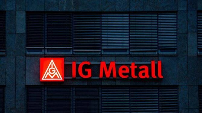 Das IG Metall-Logo ist an einer Fassade zu sehen