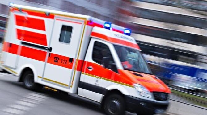 Ein Rettungswagen fährt mit Blaulicht