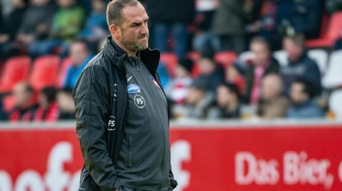 Frank Schmidt steht vor einem Spiel im Stadion Frank Schmidt steht vor einem Spiel im Stadion