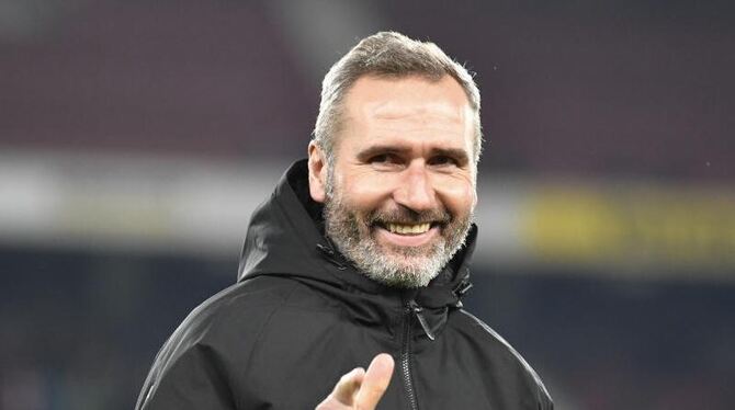 Tim Walter lacht vor Spielbeginn Tim Walter lacht vor Spielbeginn