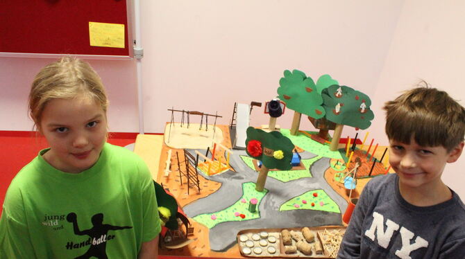 Die Grundschüler Maisie Hanke und Felix Weimer und ihre Mitschüler haben ein Modell gebaut. So stellen sie sich den künftigen Pa