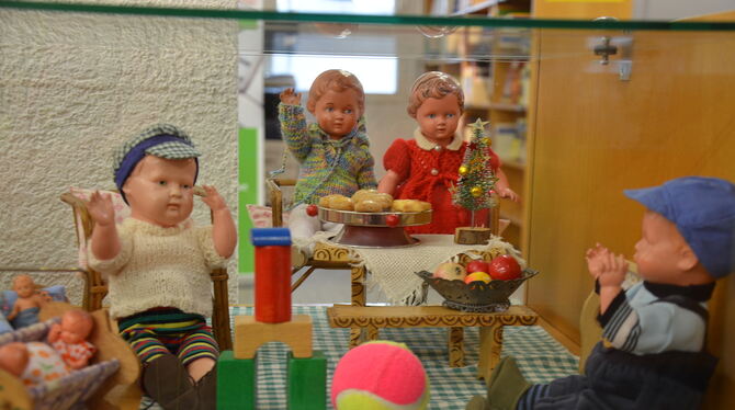 Erwartungsvolle Blicke auf den weihnachtlich geschmückten Tisch: eine Szene aus Roswitha Zeebs Puppen-Ausstellung.  FOTO: SCHÖBE