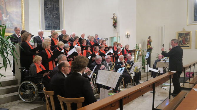 Die Chorgemeinschaft Gammertingen und die Bläserei Mariaberg unter der Gesamtleitung von Volker Bals.  FOTO: PRIVAT