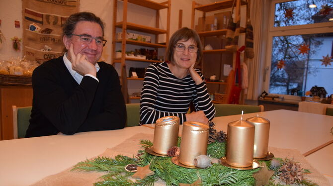 Pfarrer Jörg Conrad unterstützt Dorothee Kreß bei ihrer Idee, im Gemeindehaus Weihnachten zu feiern.  FOTO: SAPOTNIK
