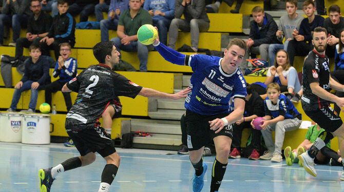 Erzielte elf Tore für den VfL Pfullingen: Niklas Roth (mit Ball).  FOTO: BAUR