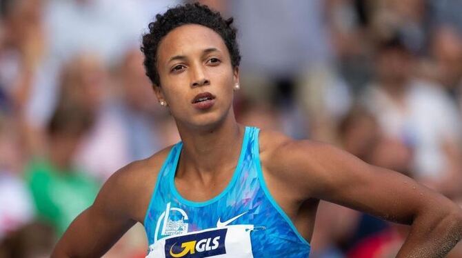 Malaika Mihambo steht im Stadion