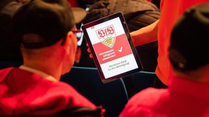 Mitglieder des VfB Stuttgart stimmen mit einem Tablet ab