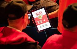 Mitglieder des VfB Stuttgart stimmen mit einem Tablet ab