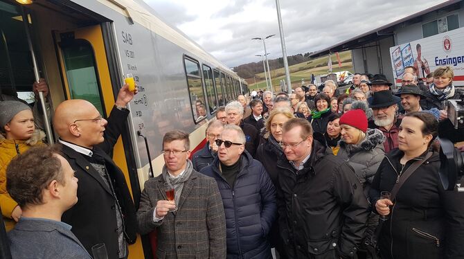 Zum Wohl Schwäbische Alb-Bahn: Bernd-Matthias Weckler begrüßt die Gäste am Bahnhof in Kleinengstingen.  FOTO: FISCHER