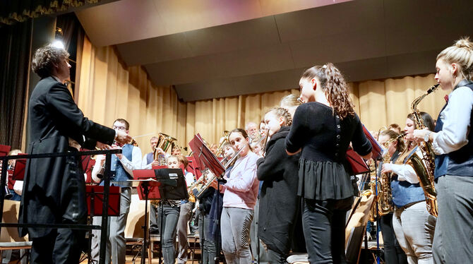 Dicht an dicht spielten die Stadtkapelle und das sinfonische Jugendblasorchester auf der Bühne "Last Christmas" und "Leise riese