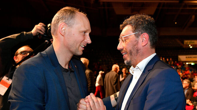 Fairer Verlierer: Osiander-Chef Christian Riethmüller (links) gratuliert Claus Vogt zur VfB-Präsidentschaft. FOTO: EIBNER
