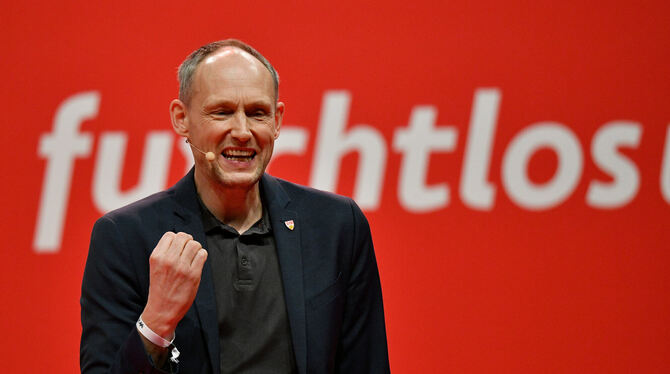 Engagierte Rede vor der Mitgliederversammlung des VfB Stuttgart: Osiander-Chef Christian Riethmüller. FOTO: EIBNER
