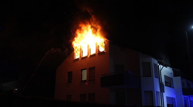 Dieser Anblick bot sich der Dettinger Feuerwehr, als es in den Morgenstunden des 24. März in der Hölderlinstraße brannte. Der an