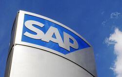Das Logo von SAP ist an einem Gebäude zu sehen