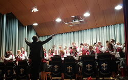  Sergej Saika dirigiert das Jahresabschlusskonzert der Jugendkapelle und der aktiven Kapelle des Eninger Musikvereins. FOTO: HEH