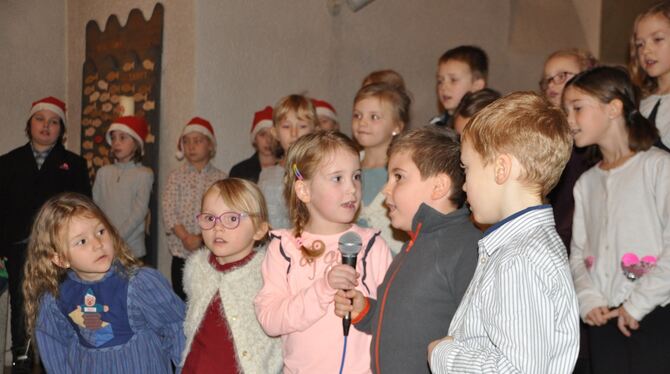 Der Kinderchor des Sängerbunds Lichtenstein bereicherte das Adventskonzert mit bekannten Weihnachtsliedern.  FOTO: BIMEK