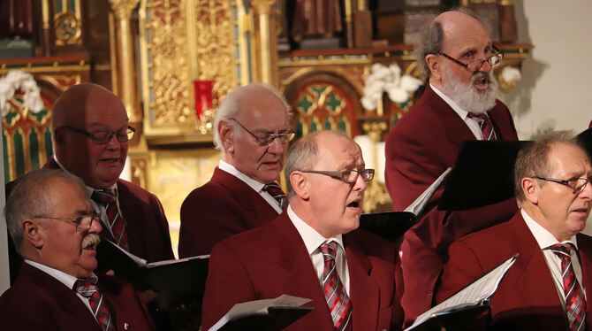 Jürgen Stein (Mitte) sang im »Ave Maria der Berge« beim Adventskonzert der Sängerrunde Hohenstein das Solo. FOTO: BLOCHING