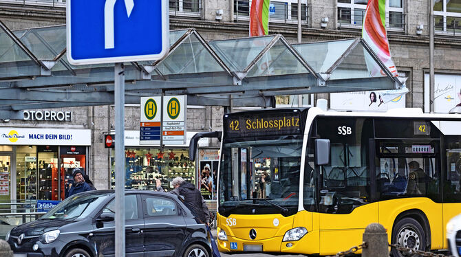 Vor dem Hauptbahnhof kommen sich derzeit Busse und die Autos von Abholern in die Quere.  FOTO: LICHTGUT/ZWEYGARTH
