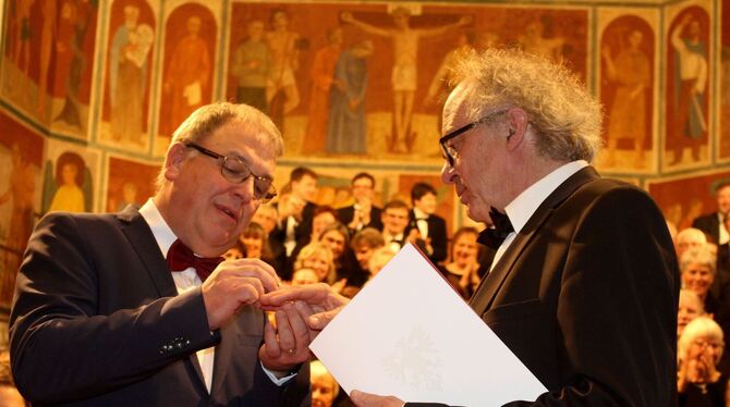 OB Thomas Keck (links) übergibt Martin Künstner den Sängerring. FOTO: SPIESS OB Thomas Keck (links) übergibt Martin Künstner den Sängerring. FOTO: SPIESS