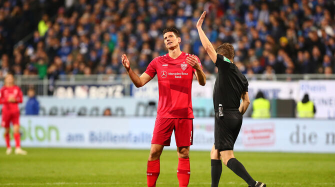 Mario Gomez (links) vom VfB Stuttgart hadert, als Schiedsrichter Patrick Ittrich das vermeintliche Tor zum 2:1 nach Videobeweis