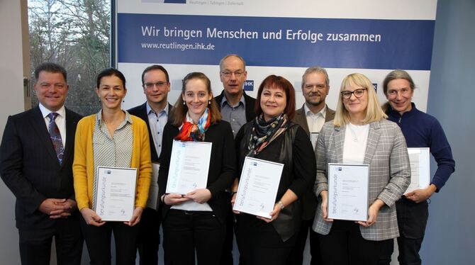 Christian O. Erbe, IHK-Präsident mit acht neuen Prüfern (von links): Doris Strobel, Frank Rieck, Sandra Hessner, Georg Schäffer,