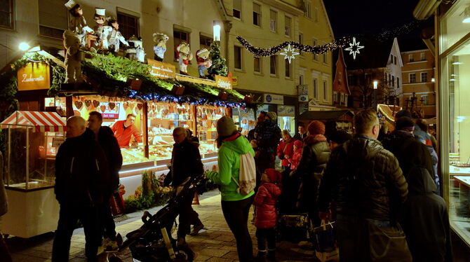 Lichterglanz, gebrannte Mandeln und Glühweinduft: Sie sind wichtige Bestandteile des Reutlinger Weihnachtsmarktes. Foto: Nietham