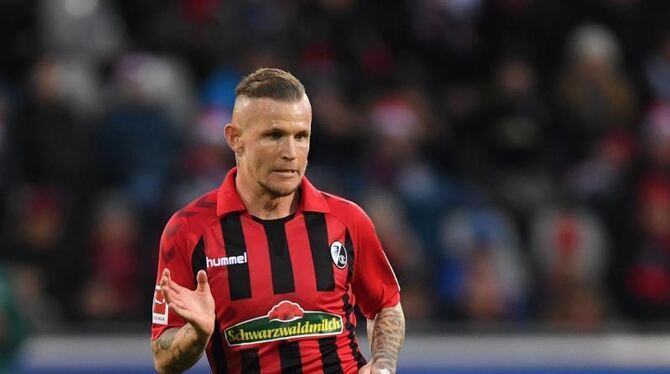 Jonathan Schmid von Freiburg spielt den Ball