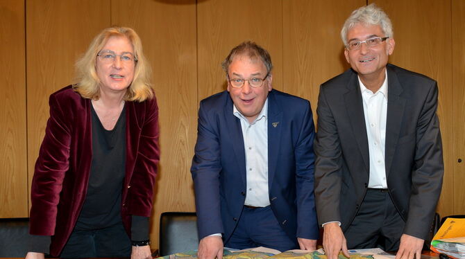 Ulrike Hotz, Thomas Keck und Stefan Dvorak mit dem Flächennutzungsplan.  FOTO: NIETHAMMER