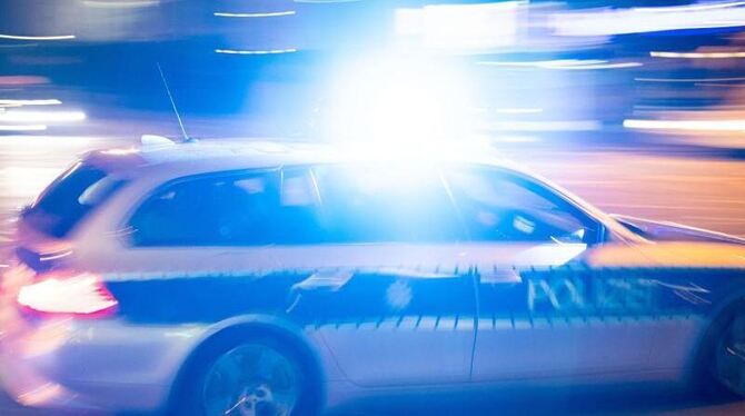 Ein Streifenwagen der Polizei fährt mit Blaulicht