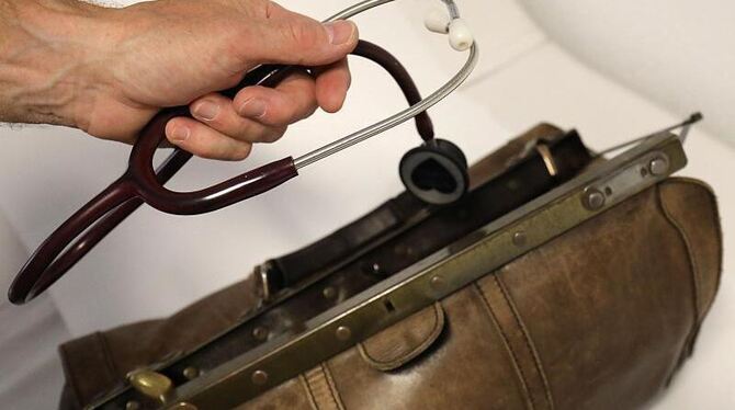 Ein Landarzt nimmt sein Stethoskop aus dem Koffer