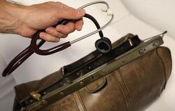 Ein Landarzt nimmt sein Stethoskop aus dem Koffer